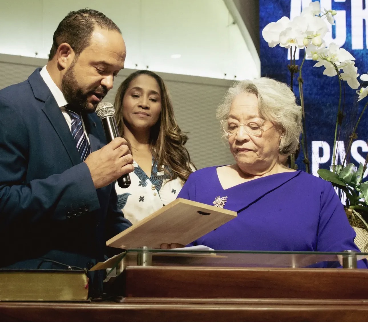 Pastora Mirtha Lappost recibiendo un reconocimiento durante la noche de agradecimiento