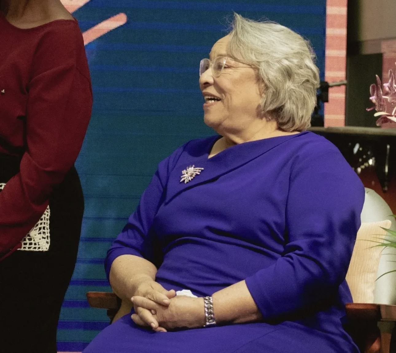 Pastora Mirtha Lappost en la noche de agradecimiento por sus 57 años de ministerio