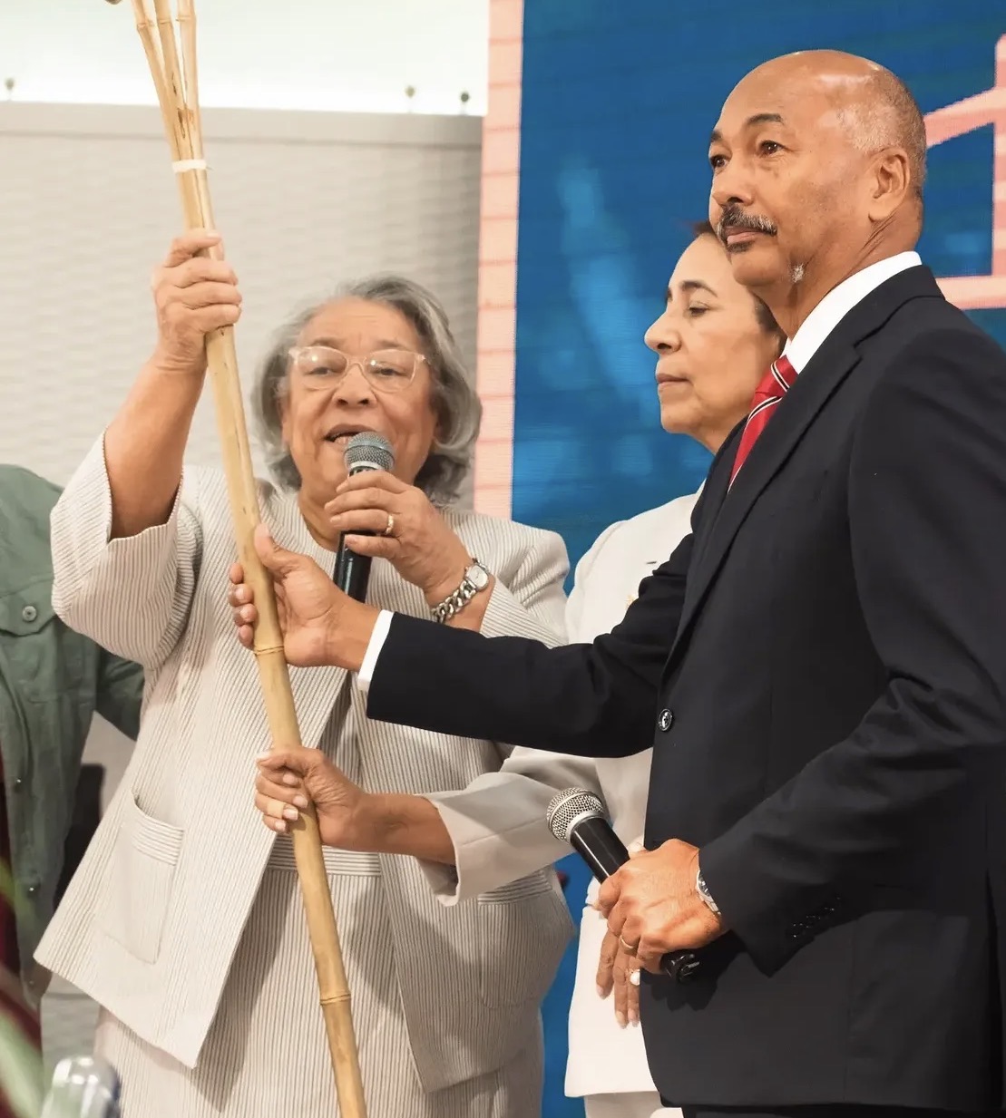 Entrega simbólica del báculo pastoral en la instalación de los Pastores de Borg