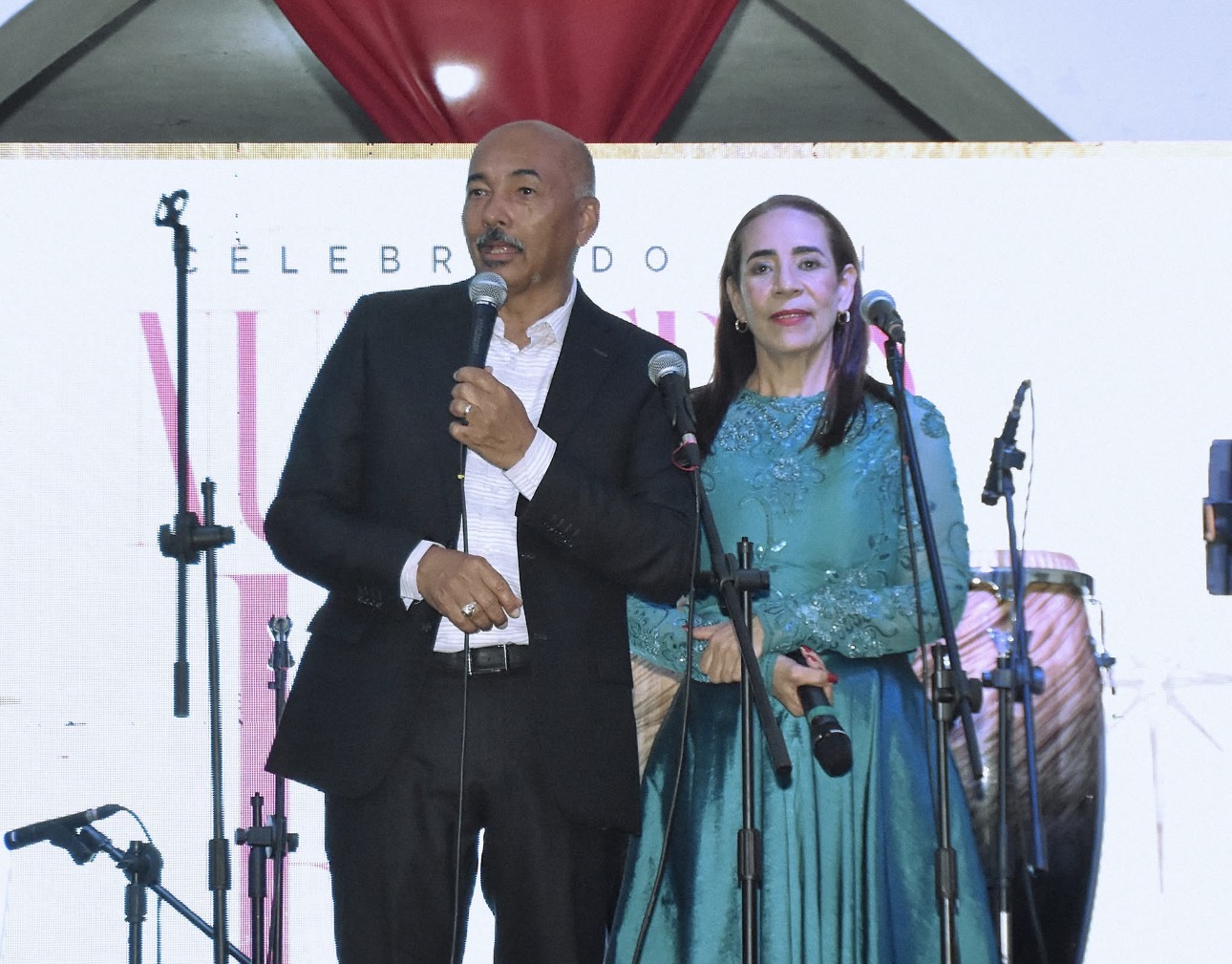 Pastores Nersido Borg y Rodiester Castillo durante la Cena Navideña 2025