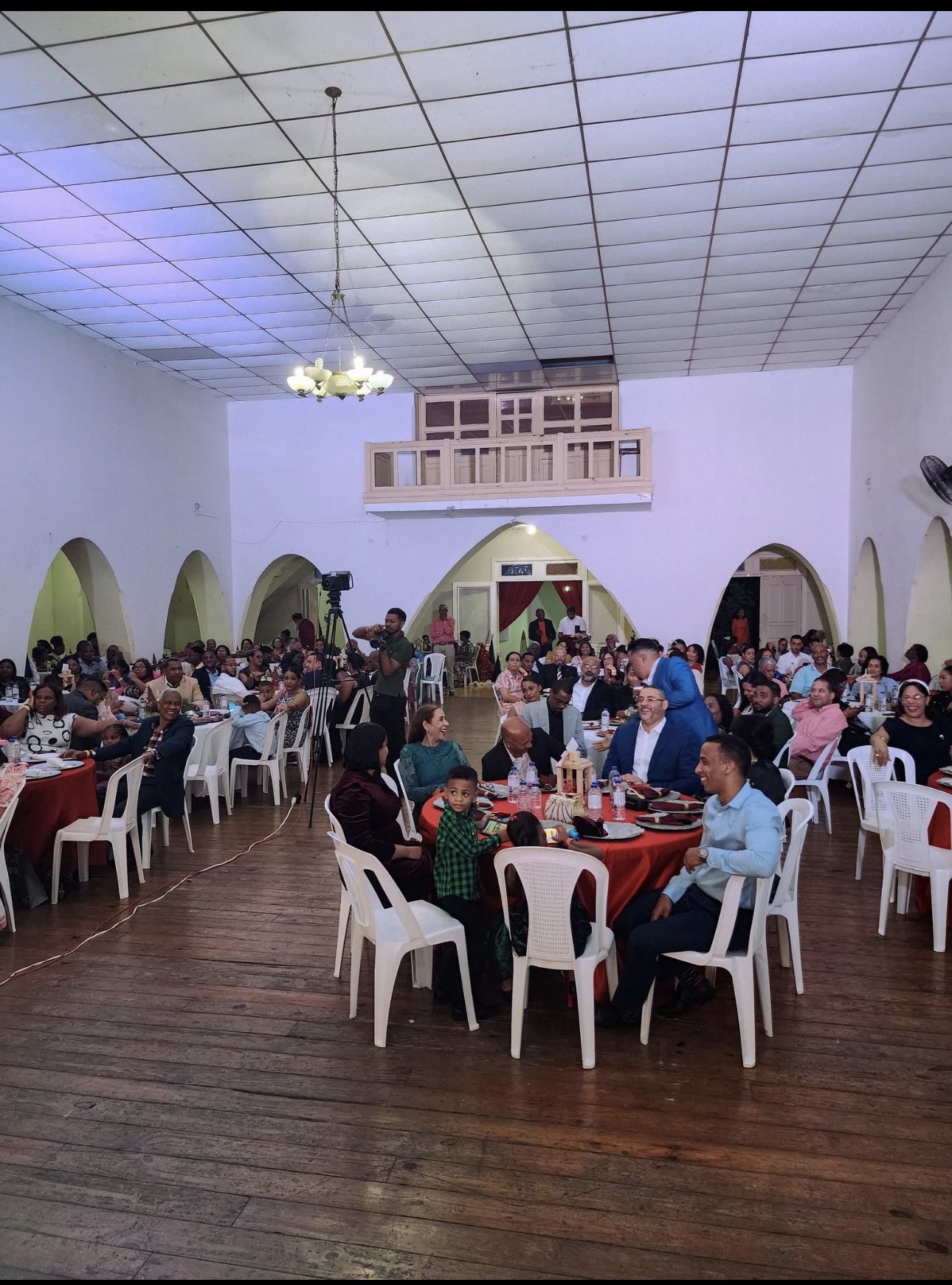 Salón lleno de asistentes durante la Cena Navideña 2025