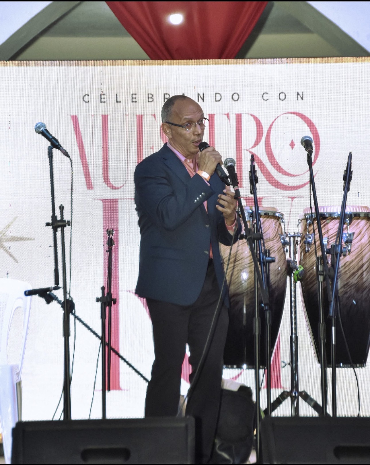 Pastor Nersido Borg dirigiendo la Cena Navideña 2025