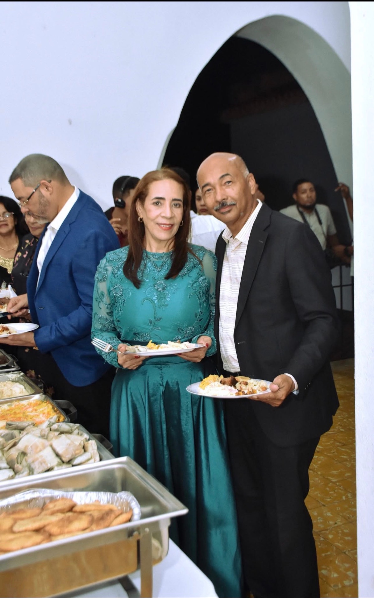 Pastores compartiendo la cena junto a la congregación en la Cena Navideña 2025