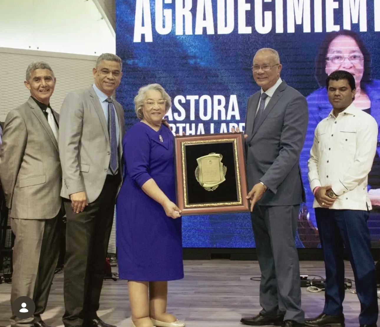 Ejecutivos del concilio entregando una placa de agradecimiento a la Pastora Mirtha Lappost